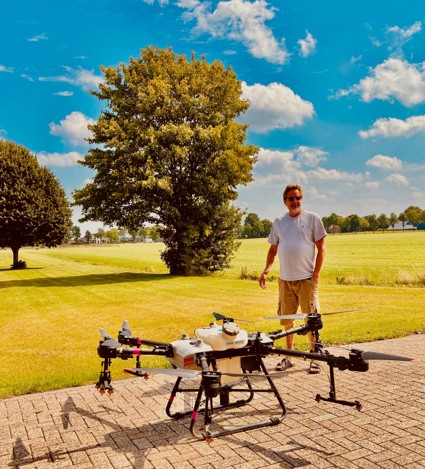 AgrarBaron mit DJI Agrardrohne auf einer landwirtschaftlichen Fläche