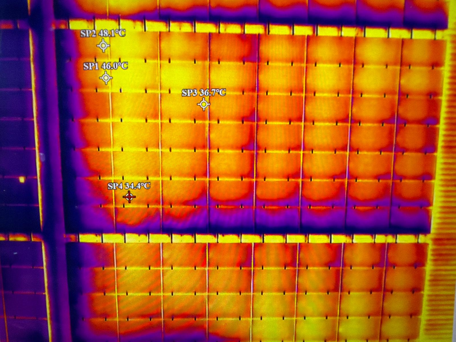 Thermografische Aufnahme einer Photovoltaikanlage mit sichtbaren Temperaturunterschieden